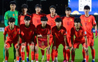 国少球员赛后聆听贺炜深情寄语：昔日山坡散落石块，如今凝聚成坚不可摧的民族脊梁